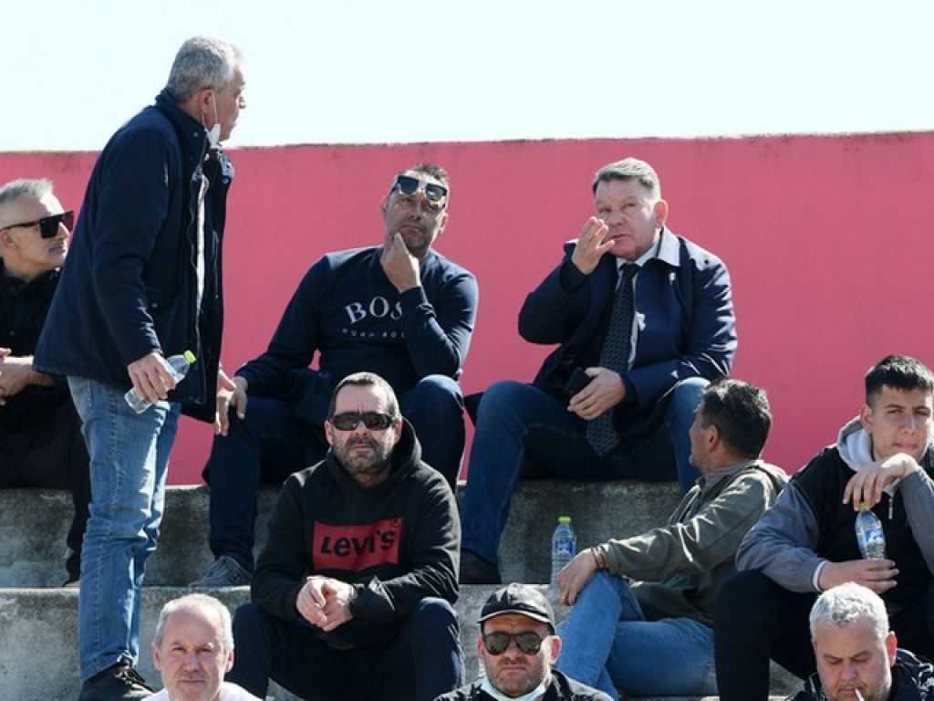 «Βρίζουν χυδαία οικογένειες και μανάδες»