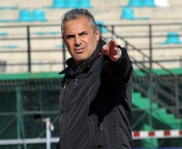 Ψάχνει τους βαθμούς για την παραμονή