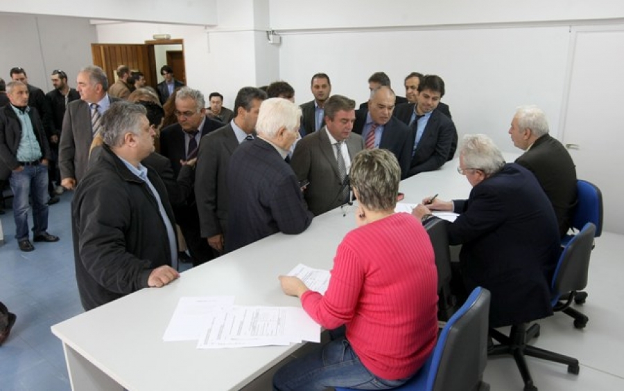 Αναβολή για τρεις
