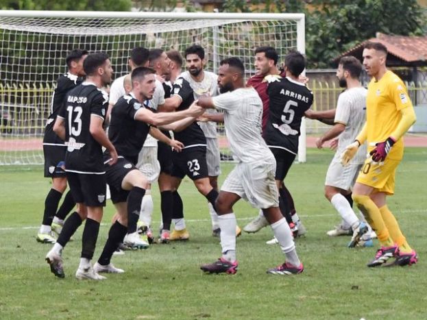 Εκτός Καμπράλ, Δημόπουλος