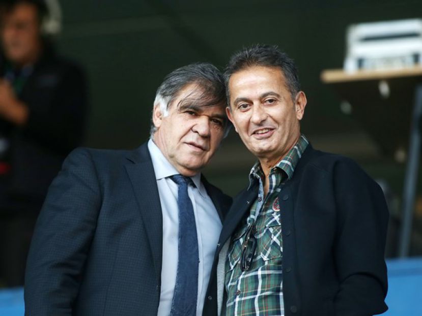 Ανοίγει τα χαρτιά του