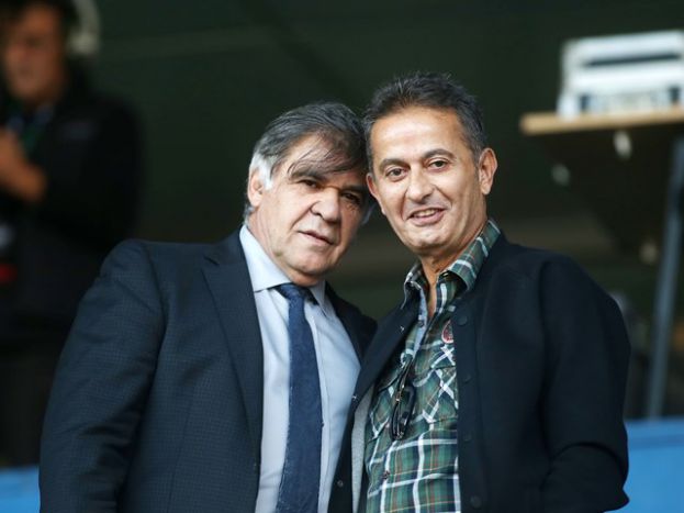 Ανοίγει τα χαρτιά του