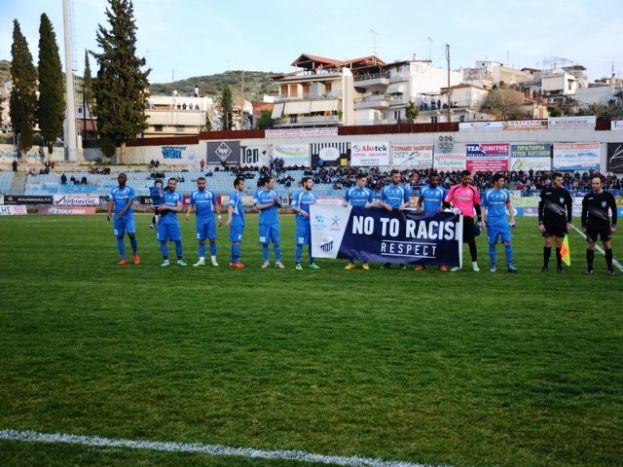 Με το βλέμμα στην τετράδα