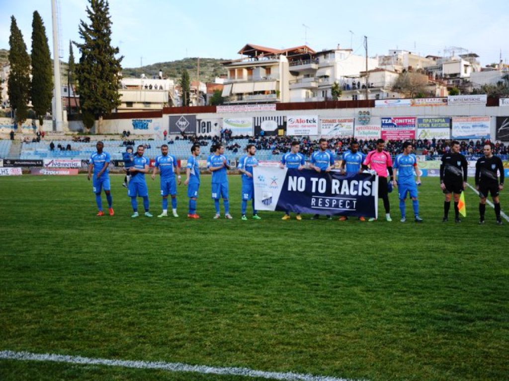 Με το βλέμμα στην τετράδα