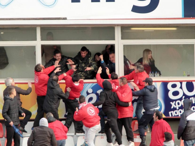 Έπεσαν μπουνιές στις Σέρρες (photos)