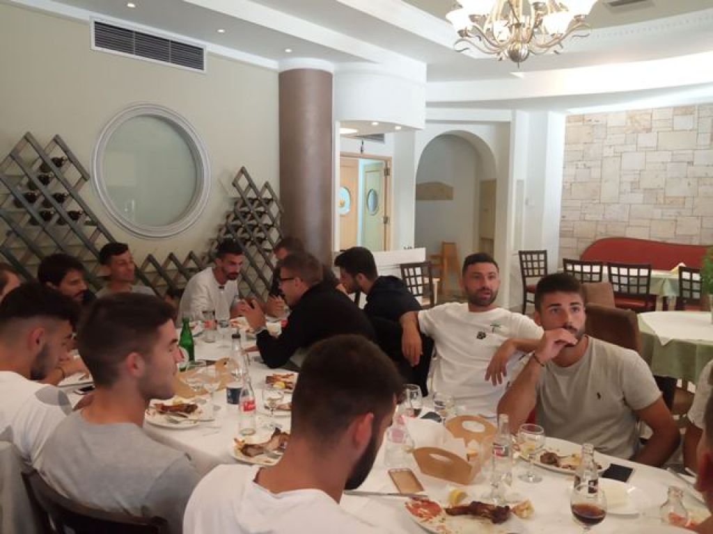 «Οικογενειακό» τραπέζι στην Τρίγλια