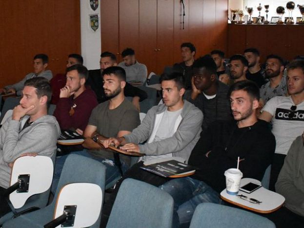 Αναμένει τους διεθνείς