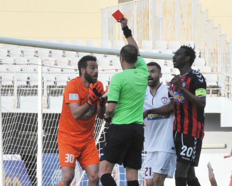 «Μπράβο» ΑΕΛ στους διαιτητές