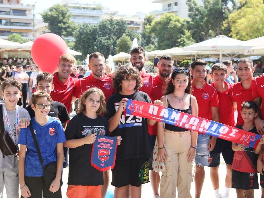 Στα κυανέρυθρα η πλατεία (pics)